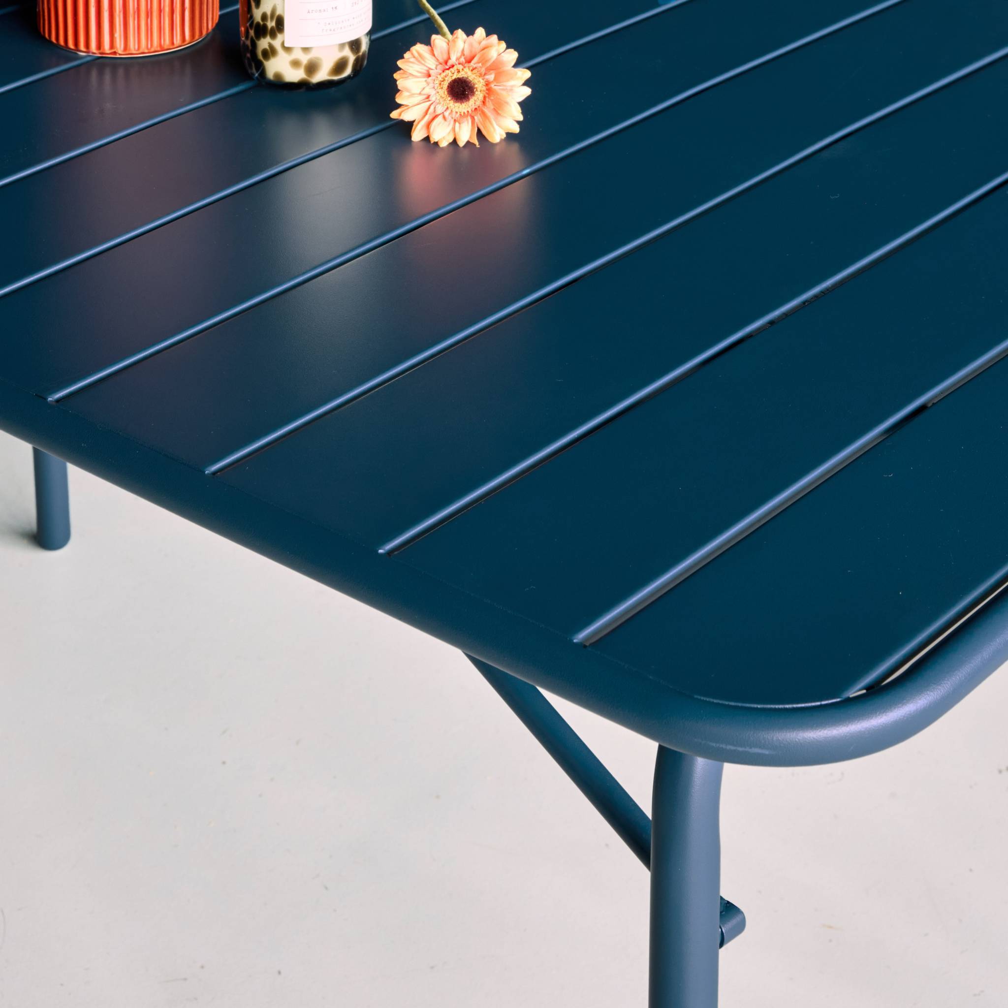 sweeek - Table de jardin pliante métal 6 places. marine. Amelia. 140x80 cm. traitement antirouille. lattes et bords arrondis | sweeek - Image 6