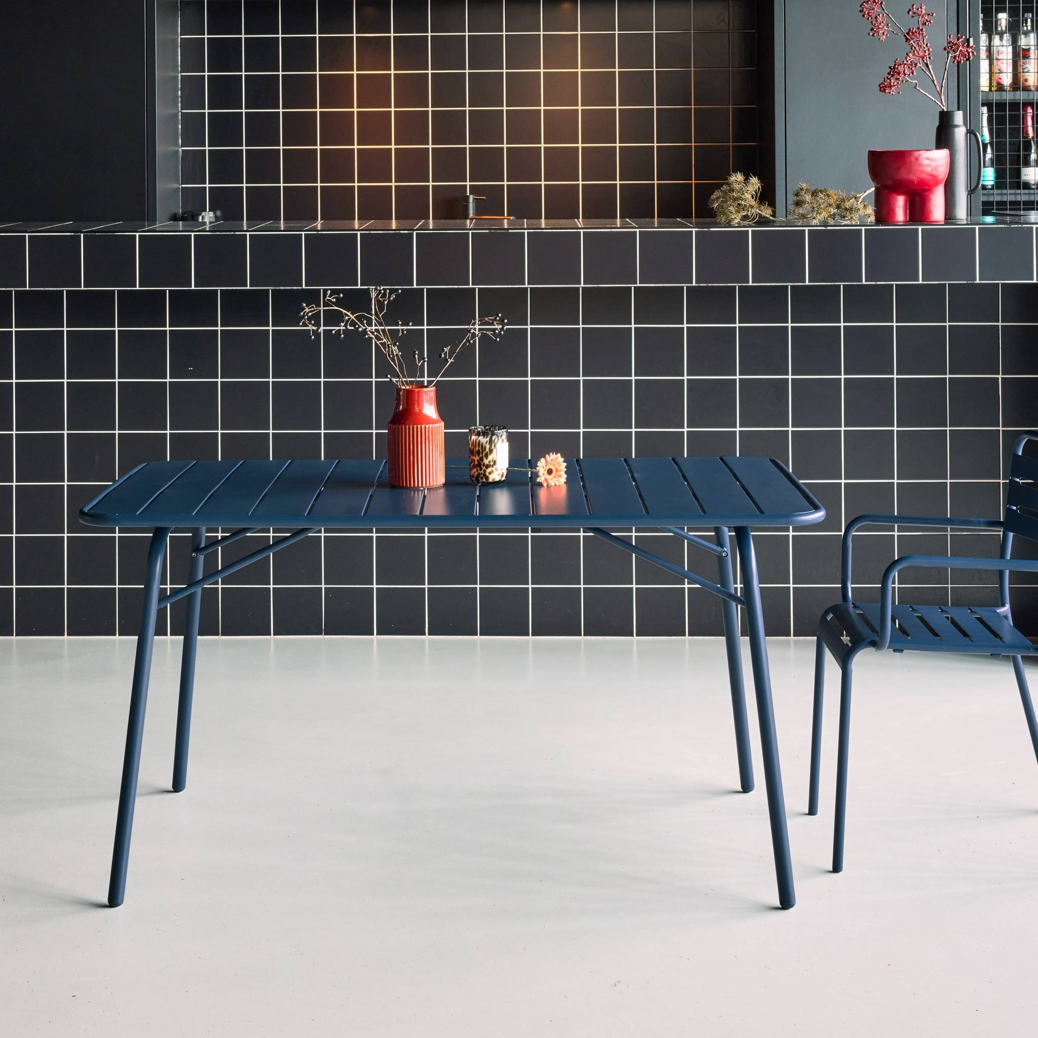 sweeek - Table de jardin pliante métal 6 places. marine. Amelia. 140x80 cm. traitement antirouille. lattes et bords arrondis | sweeek - Image 4
