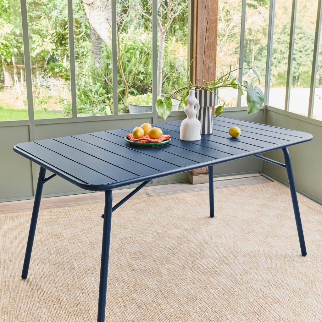 sweeek - Table de jardin pliante métal 6 places. marine. Amelia. 140x80 cm. traitement antirouille. lattes et bords arrondis | sweeek - Image 1