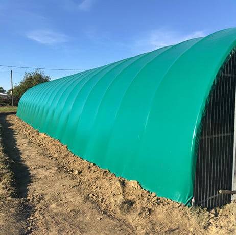 Plastidis - Abri tunnel largeur 8 m pas à 1.50 m  - Long 15 m, type 250µ vert/blanc, Façade 1 façade avec filet, Fix. Sol enrobé - Imagen 5