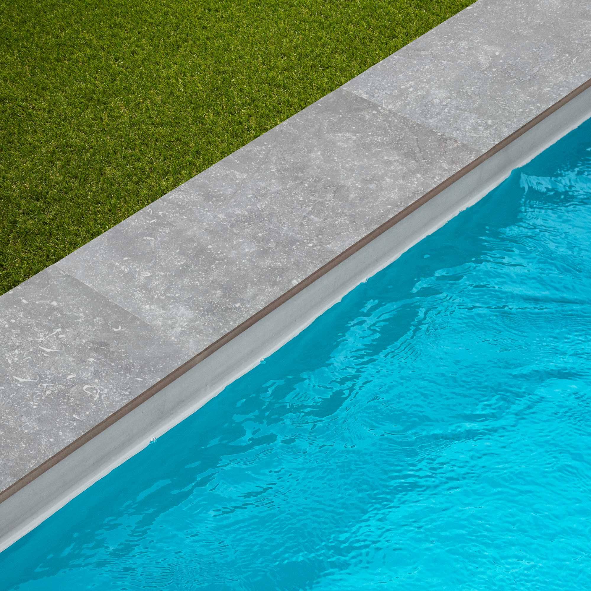 Margelle de piscine effet Pierre Gris/Bleu Belgio 60x28x2 cm Bord Droit Pietra  - RO'MA CARRELAGE - Image 1