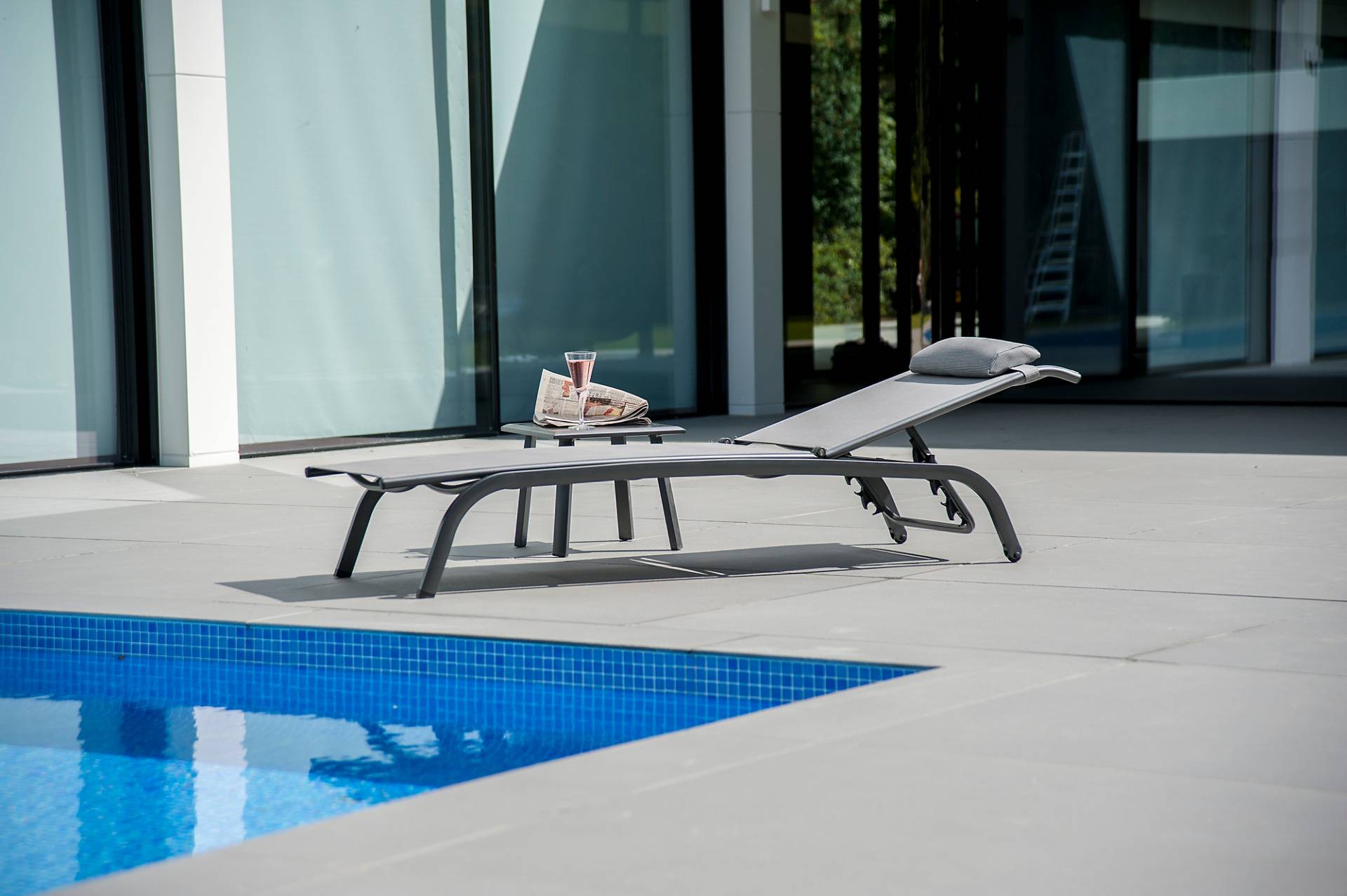 Table basse carrée en aluminium gris Alexander Rose - Image 2