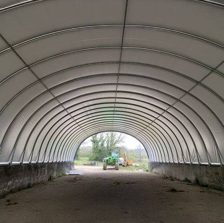 Plastidis - Abri tunnel largeur 9.30 m pas à 1.50 m - Long 13.50 m, type 450µ vert/blanc, Façade 1 façade avec filet, Fix. Sol terre bâche ent - Imagen 8