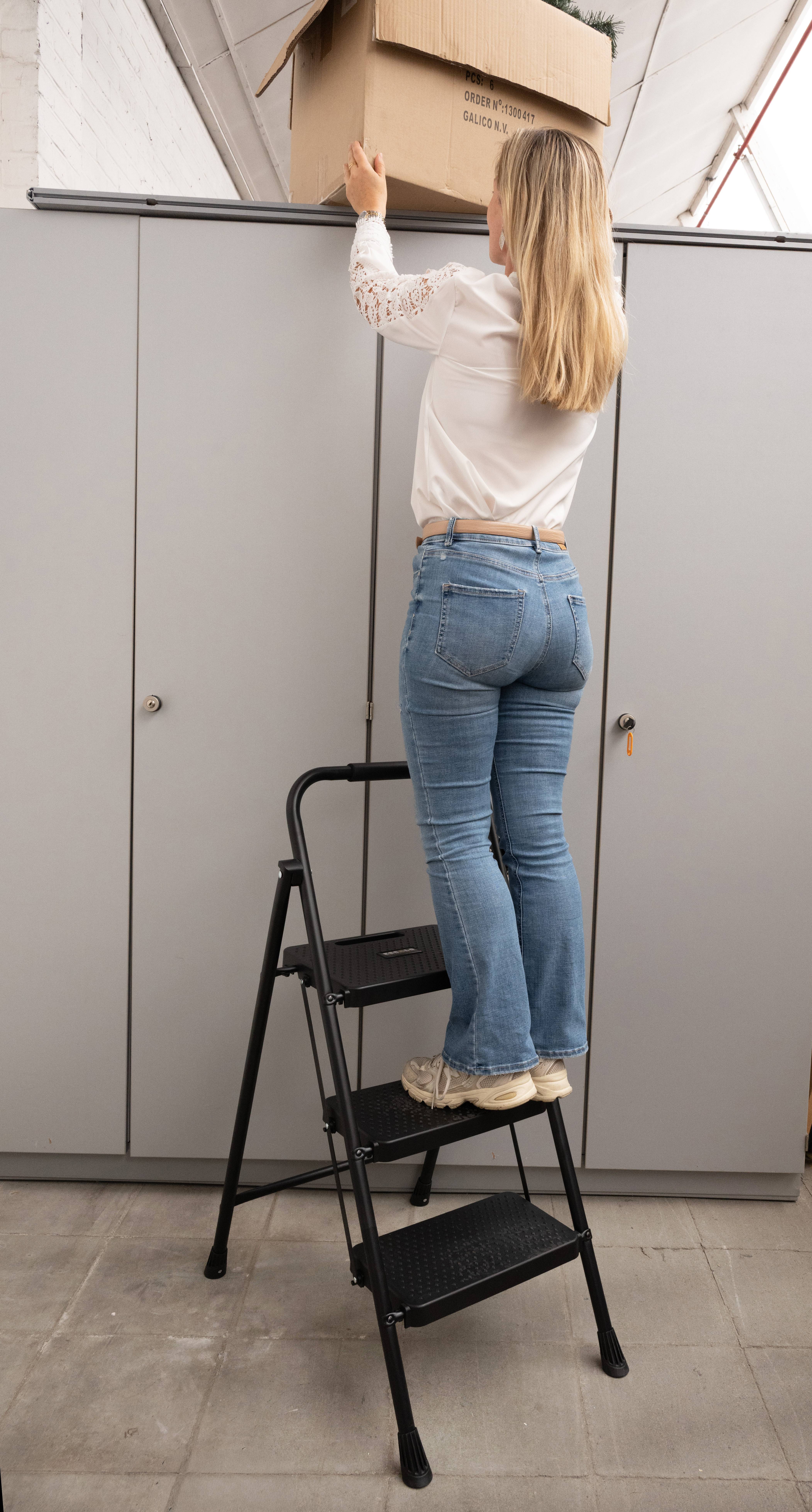 Escabeau avec grande plateforme et marches antidérapantes, poignée mousse, 150 kg - ESCALO - Image 4