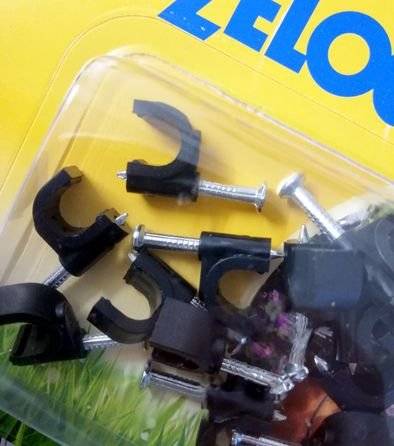 Hozelock - Attache murale en plastique pour fixer le tuyau de 4mm sur un mur et une terrasse (x24) HOZELOCK - Imagen 2