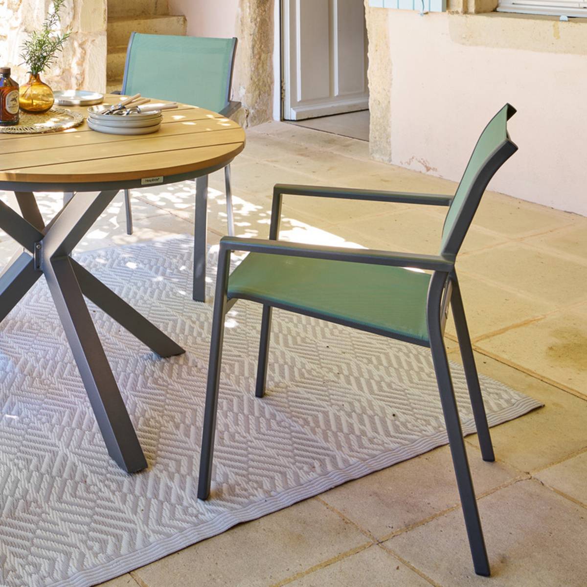 Hesperide - Fauteuil de jardin empilable "Essentia" vert olive & graphite en aluminium traité epoxy - Hespéride - Imagen 1
