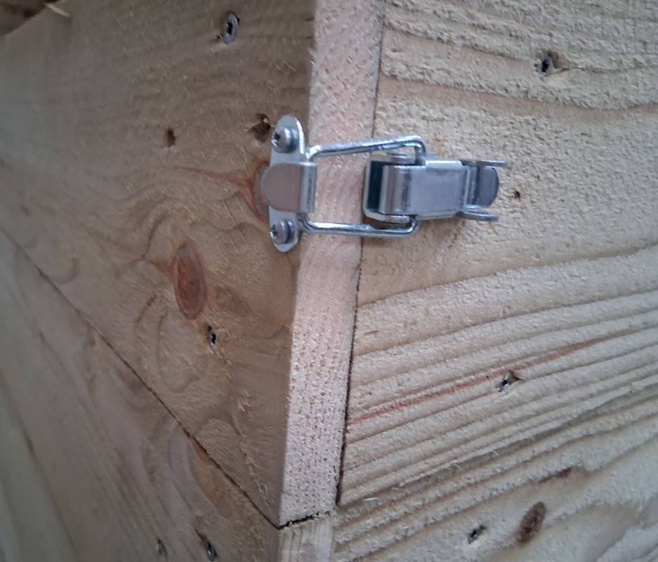 Composteur en bois 280 L – fabrication française. Montage sans outil en 10 min. Robuste et efficace avec grille anti-rongeur. - Image 4
