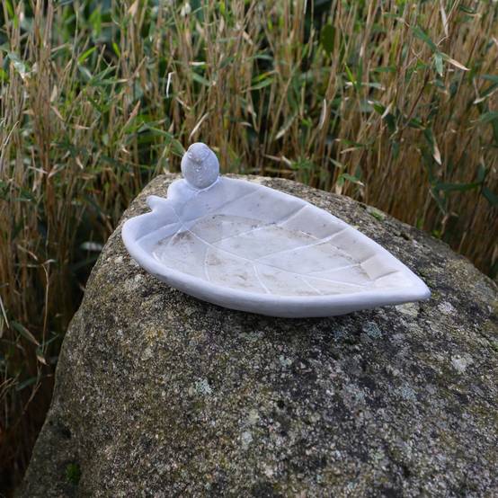 Bain d'oiseaux en béton gris 24 x 13 x 8 cm Chemin de campagne - Imagen 3