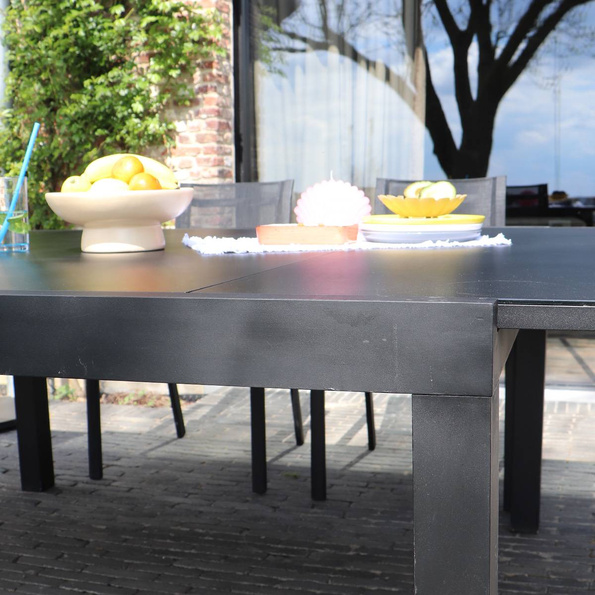 Wilsa Garden - Ensemble BLACKSTAR 8/12p en aluminium noir et verre noir avec 8 fauteuils en textilène - Imagen 5