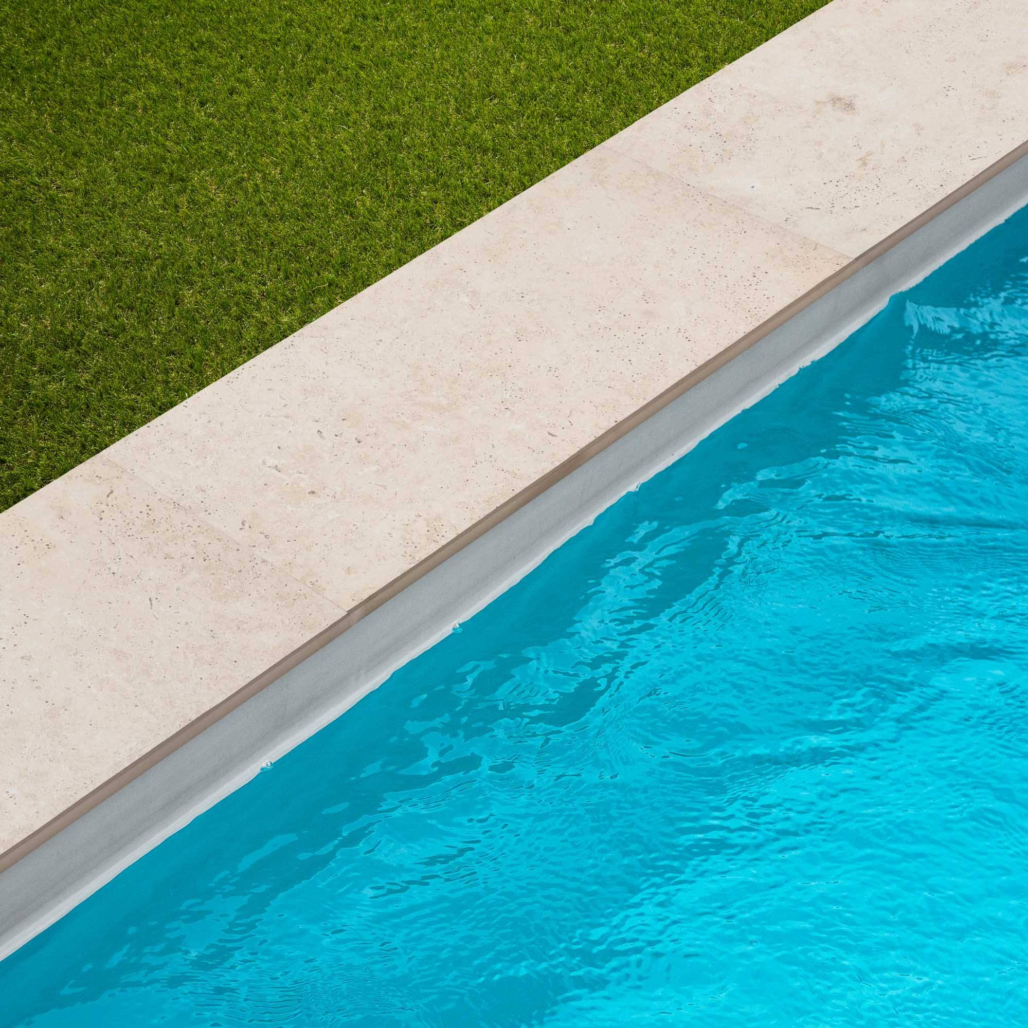 Margelle de piscine effet Travertin Beige 60x28x2 cm Bord Droit Pietra  - RO'MA CARRELAGE