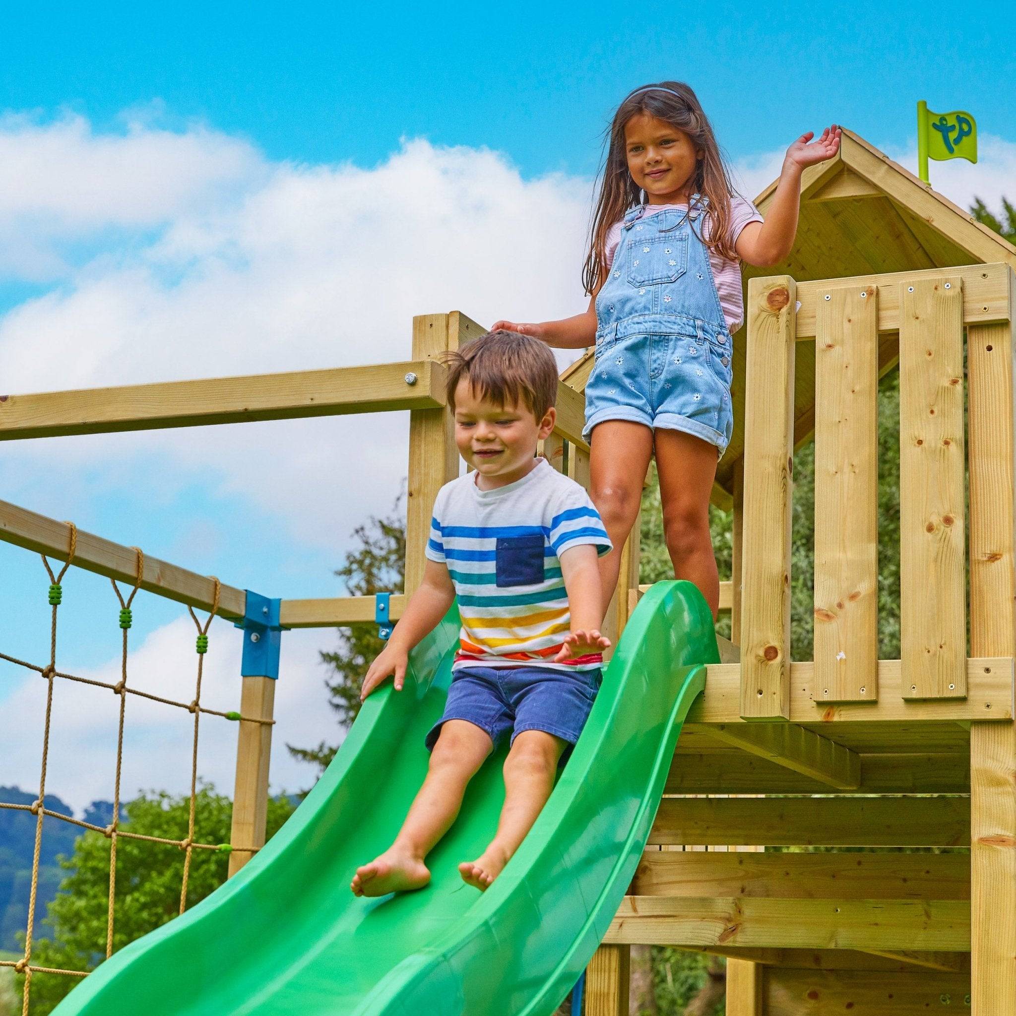 Aire de jeux XXL Camélée Skywood : toboggan, tyrolienne, double tour, pont de singe, balançoires, filet, mur d'escalade, bois FSC® - Image 9