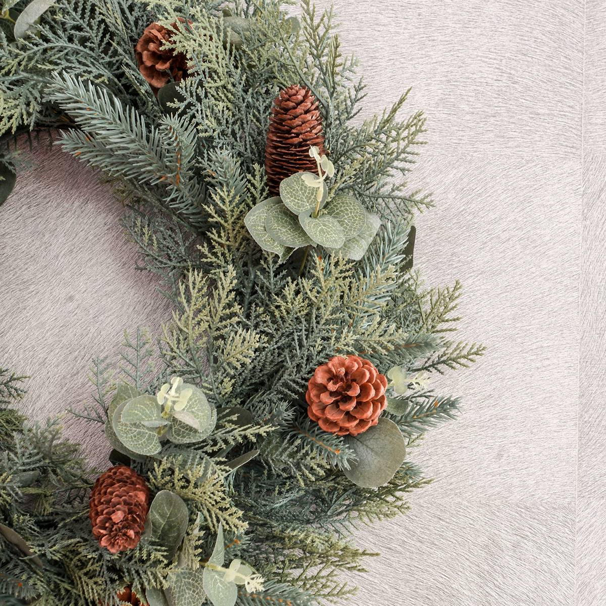 Couronne de Noël artificielle Ø45 cm - style evergreens - Little Grove - Image 4