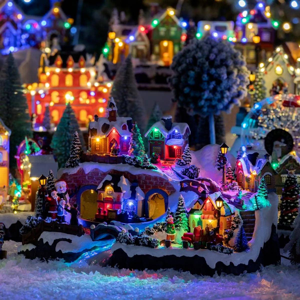 Village lumineux Père Noël enfants 25 LED musical et  FEERIC LIGHTS & CHRISTMAS - Image 6