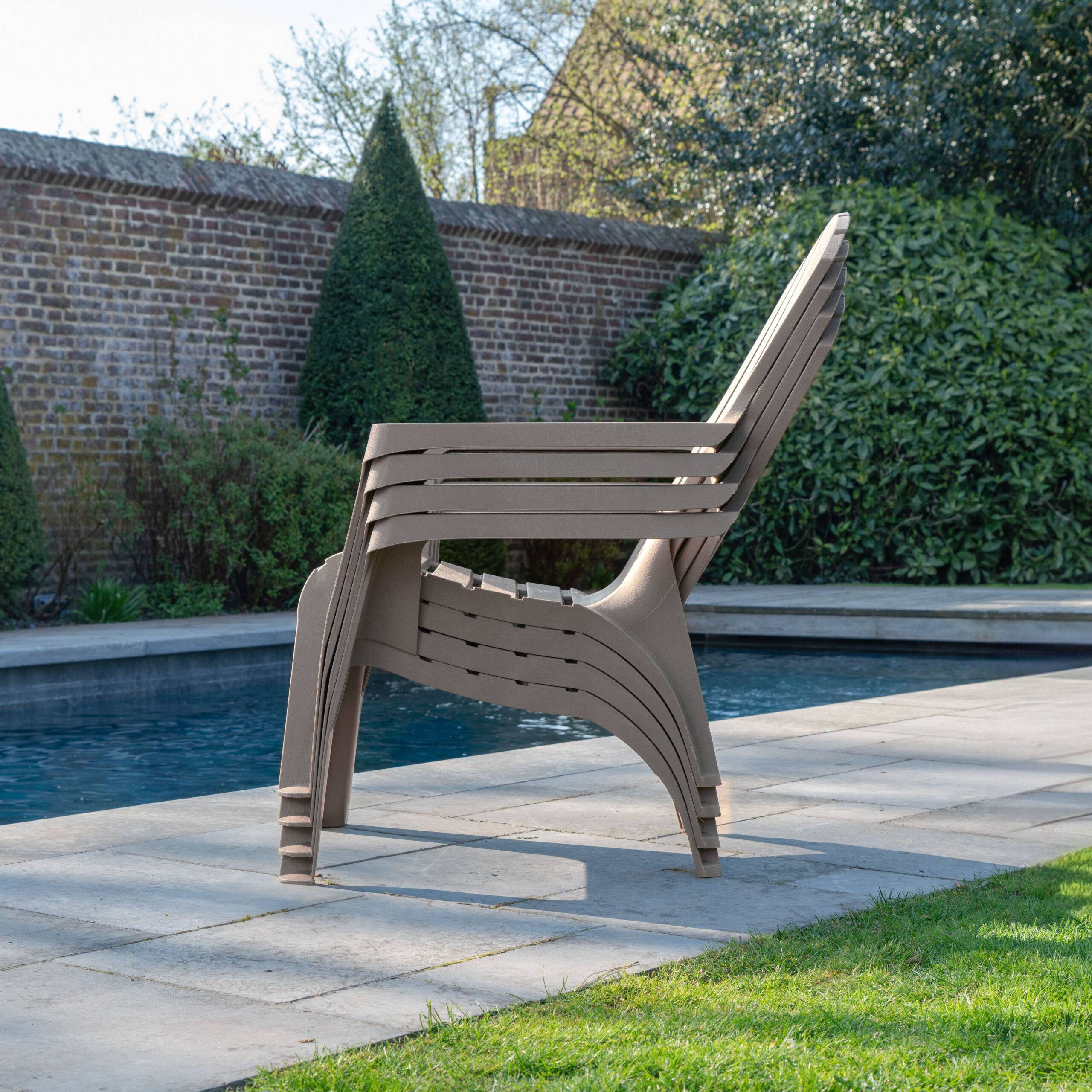 Wilsa Garden - Lot de 4 Fauteuils  Adirondack de jardin en résine empilables Taupe - Imagen 4