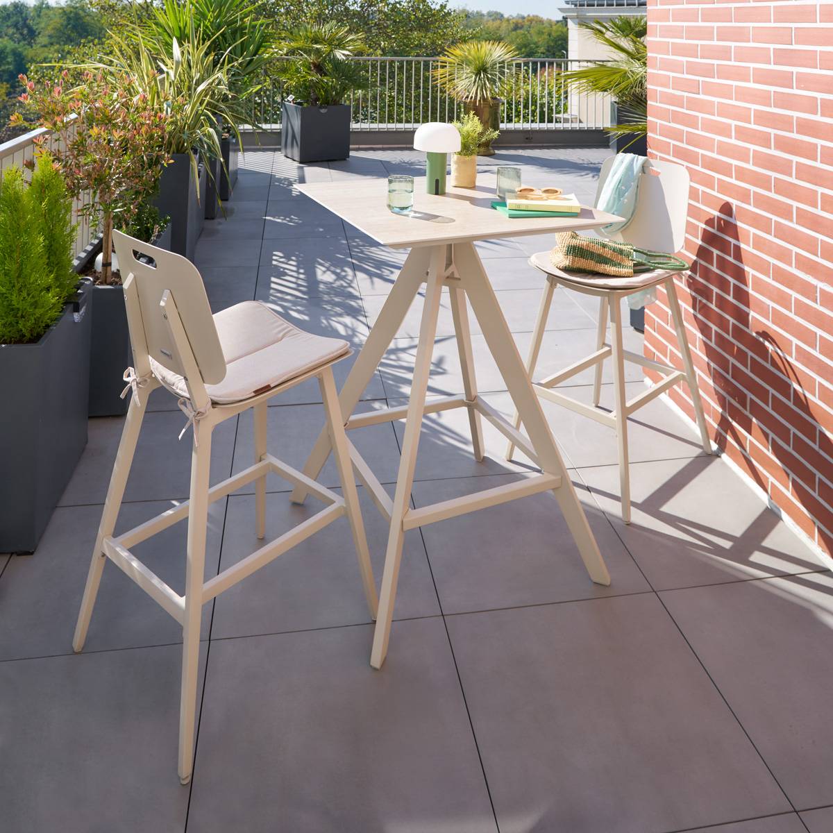 Hesperide - Table haute de jardin carrée "Terzano" vanille & argile 2 places en aluminium Hespéride - Image 1