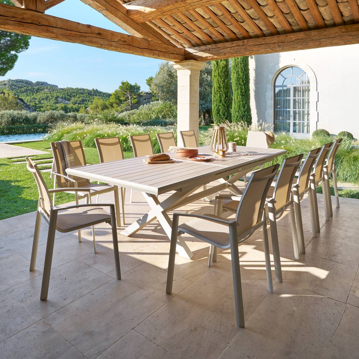 Hesperide - Table de jardin extensible "Axiome" effet bois lin & argile 12 places en aluminium - Hespéride - Image 1