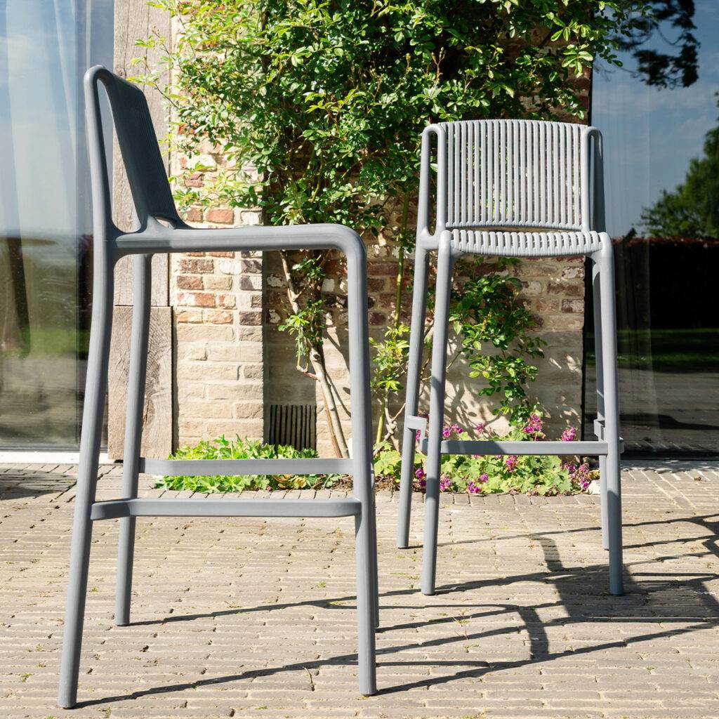Lot de 2 Chaises hautes de jardin en résine Gris ANDREA - Image 3