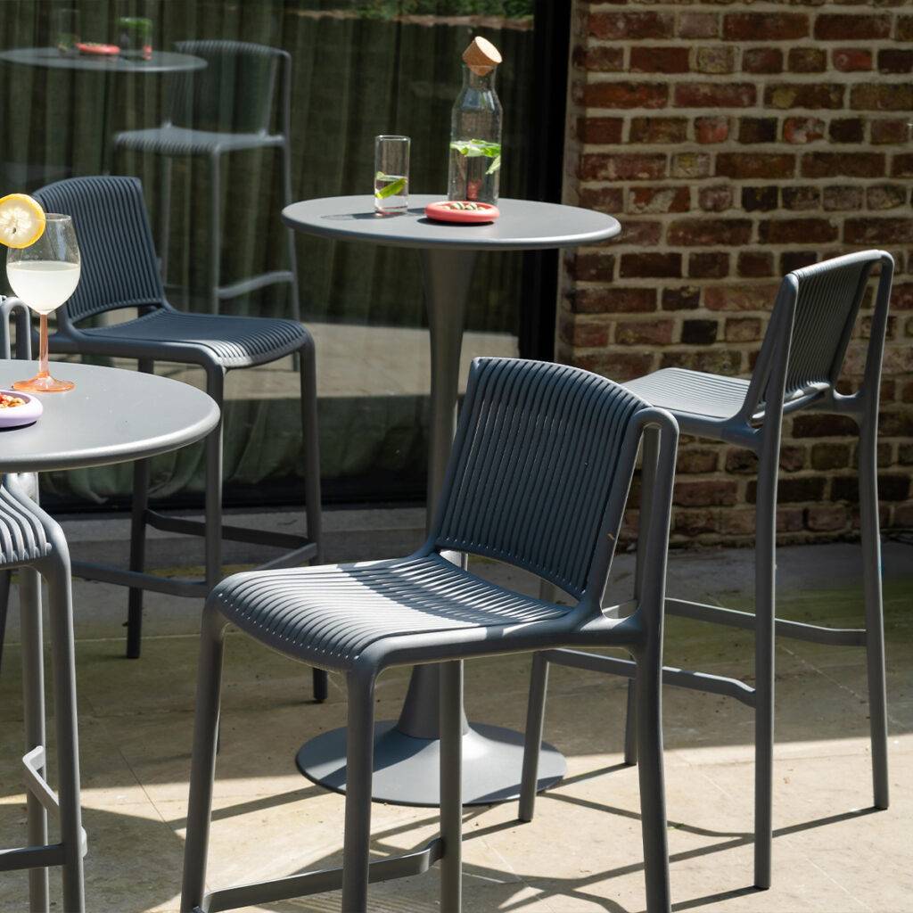 Lot de 2 Chaises hautes de jardin en résine Gris ANDREA - Image 5