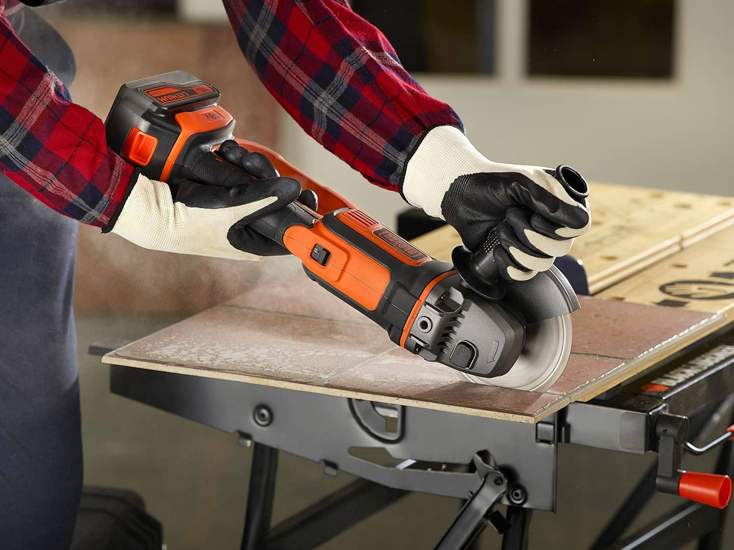 Black & Decker - Meuleuse d'angle sans fil 18V - BLACK+DECKER - avec 1 batterie 18 V 4,0 Ah + 5 disques - sac de transport - BCG720M1A5-QW - Imagen 4