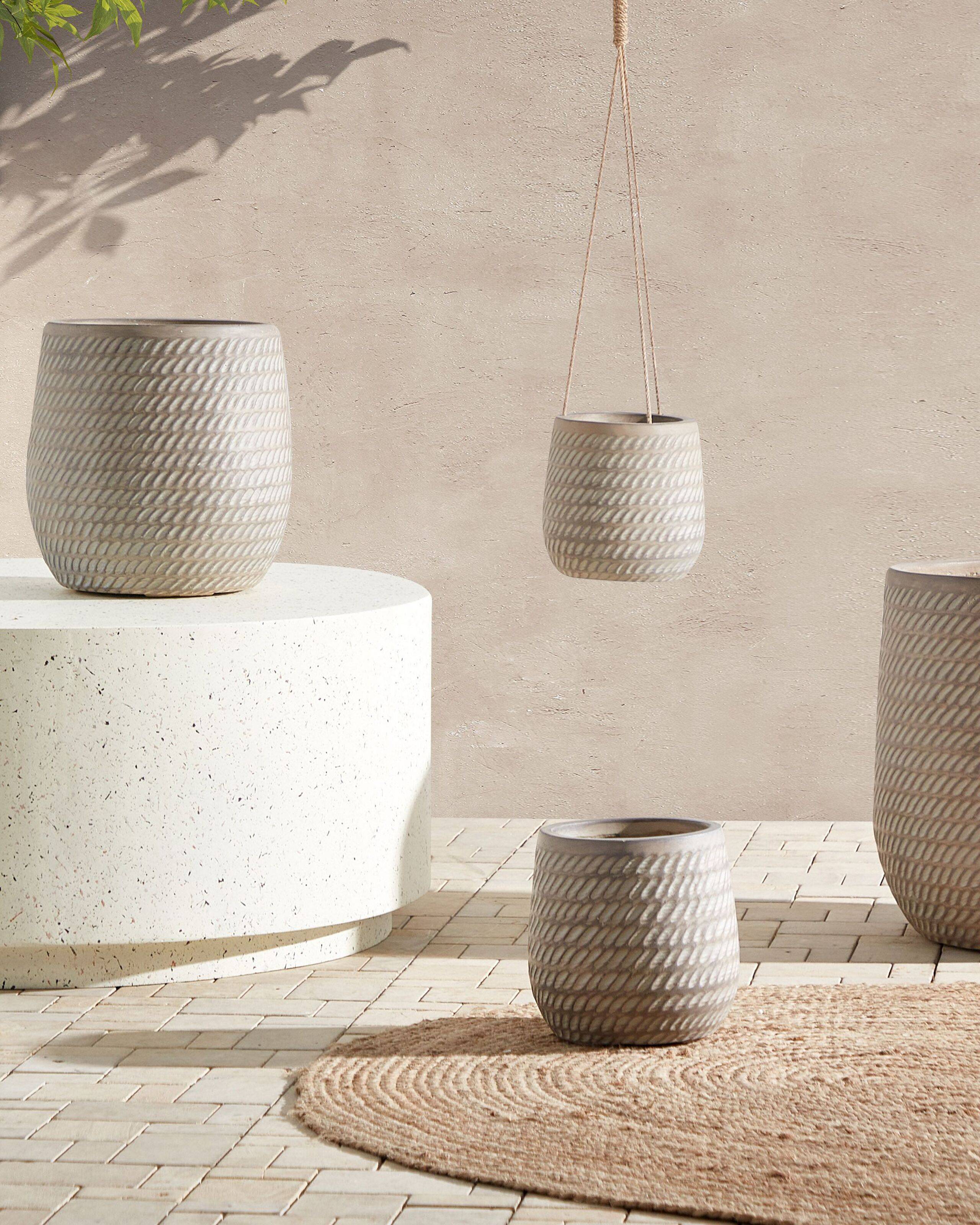 Beliani - Pot de Fleurs Suspendu Taupe en Fibre d'Argile ⌀ 20 cm Motif Gaufré Rond avec Corde de Jute Jardinière - Imagen 2
