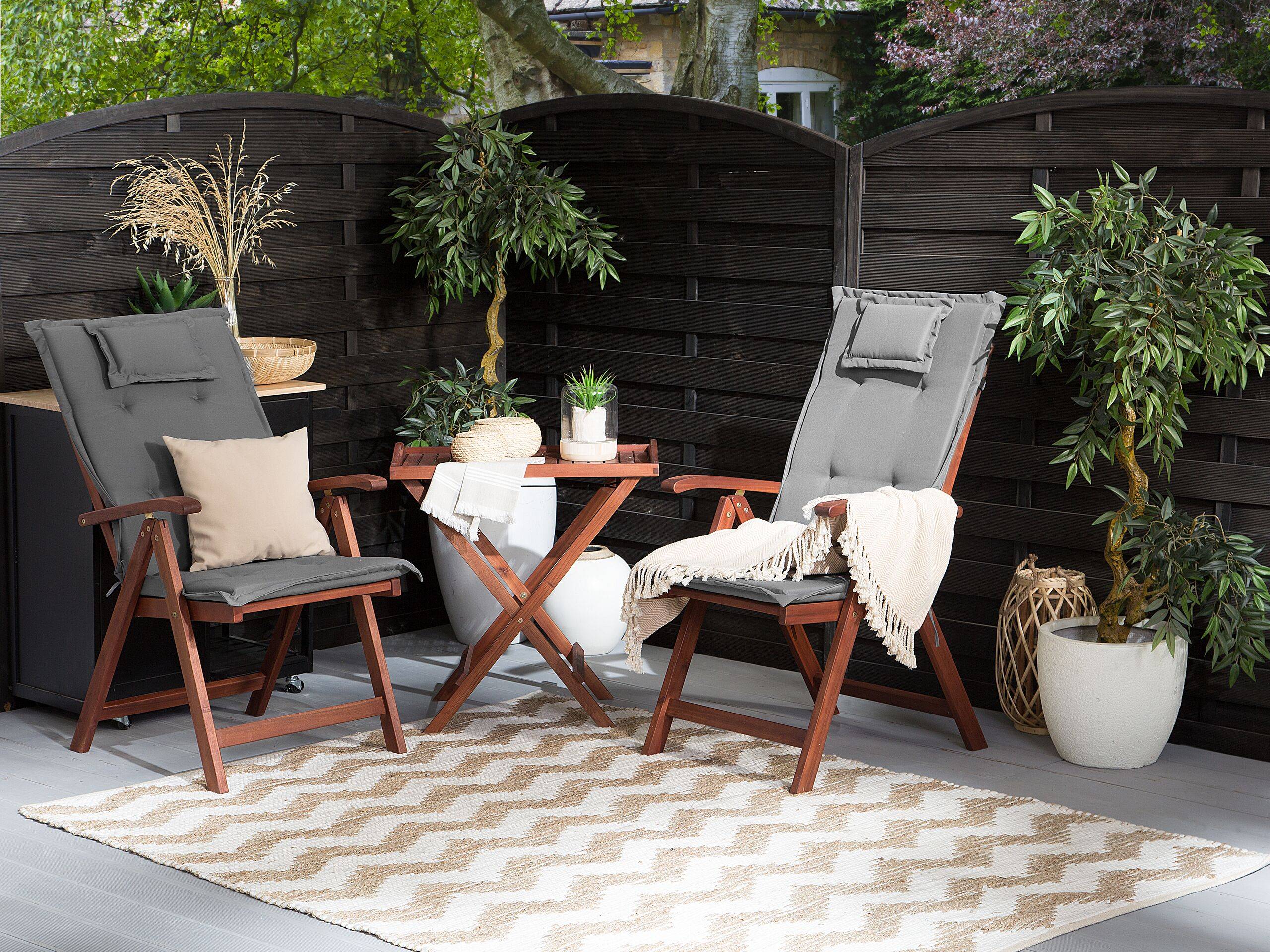 Beliani - Set de Jardin ou Terrasse en Bois d'Acacia Foncé Table et 2 Chaises Inclinables et Pliantes avec Coussins Gris Graphite Usage à l'Extérieur - Imagen 2