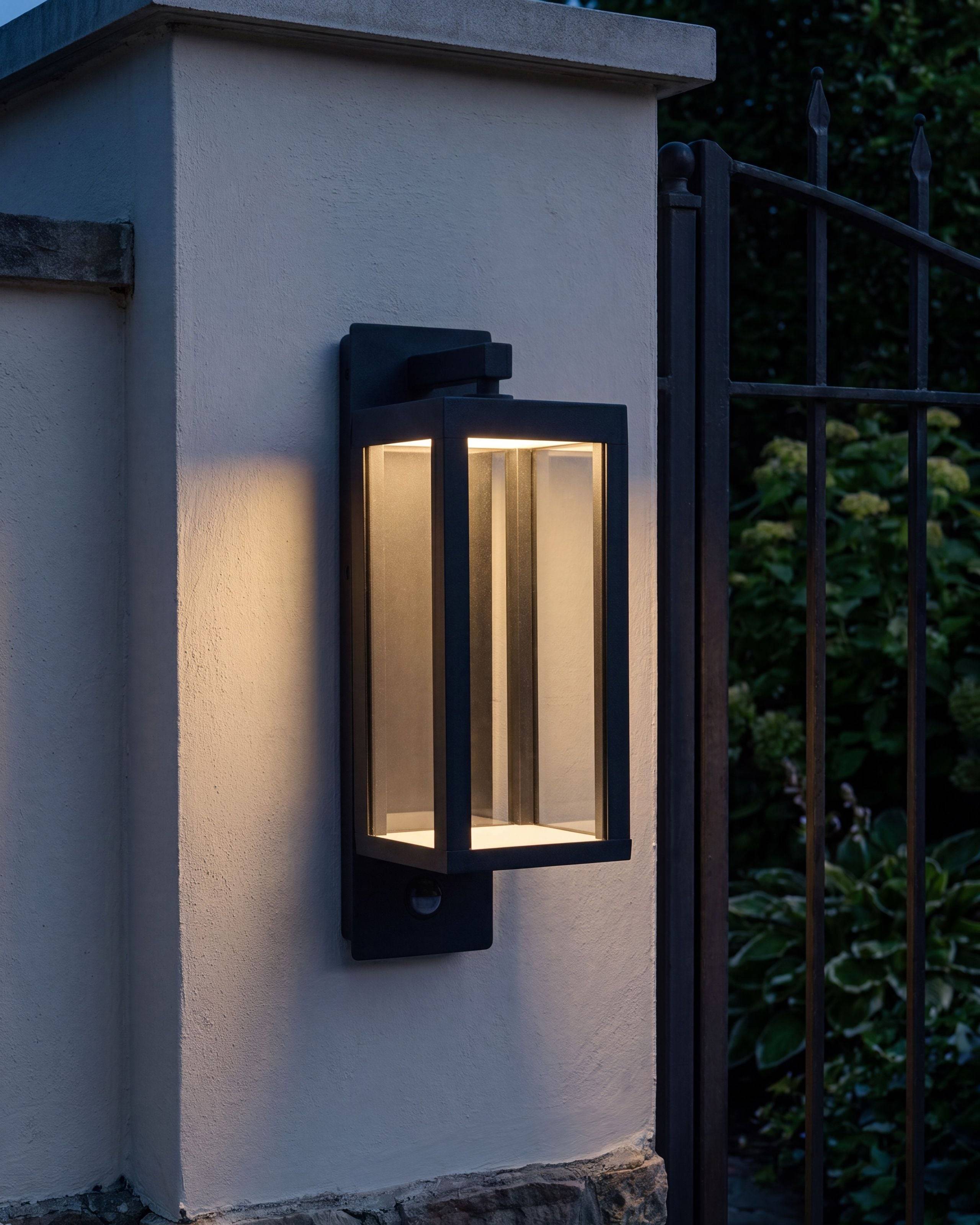 Beliani - Lampe murale pour l'extérieur Aluminium Noir INVER - 12x17x38- Beliani