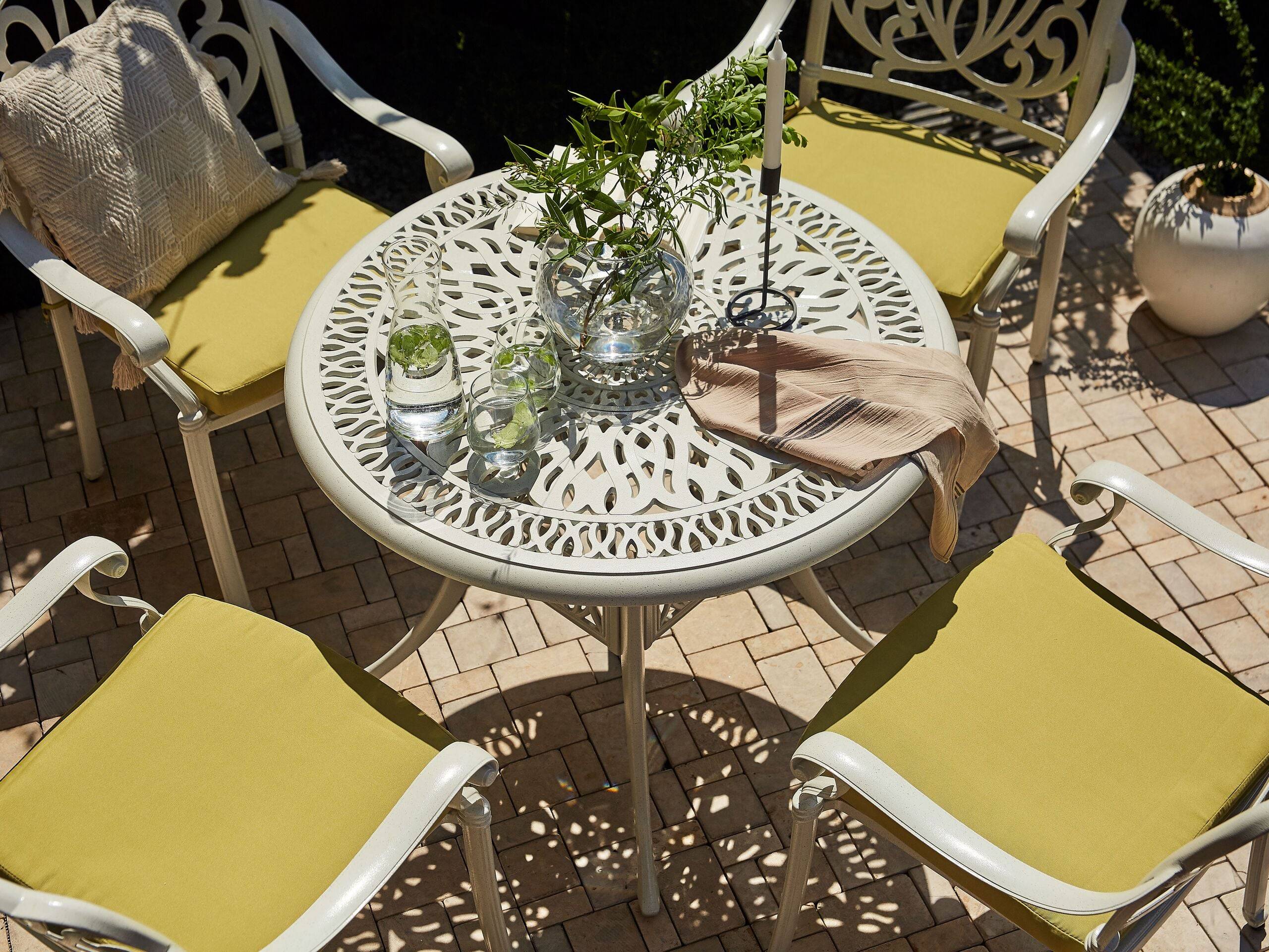 Beliani - Table ronde, 4 Personnes Aluminium Blanc cassé ANCONA - Beliani