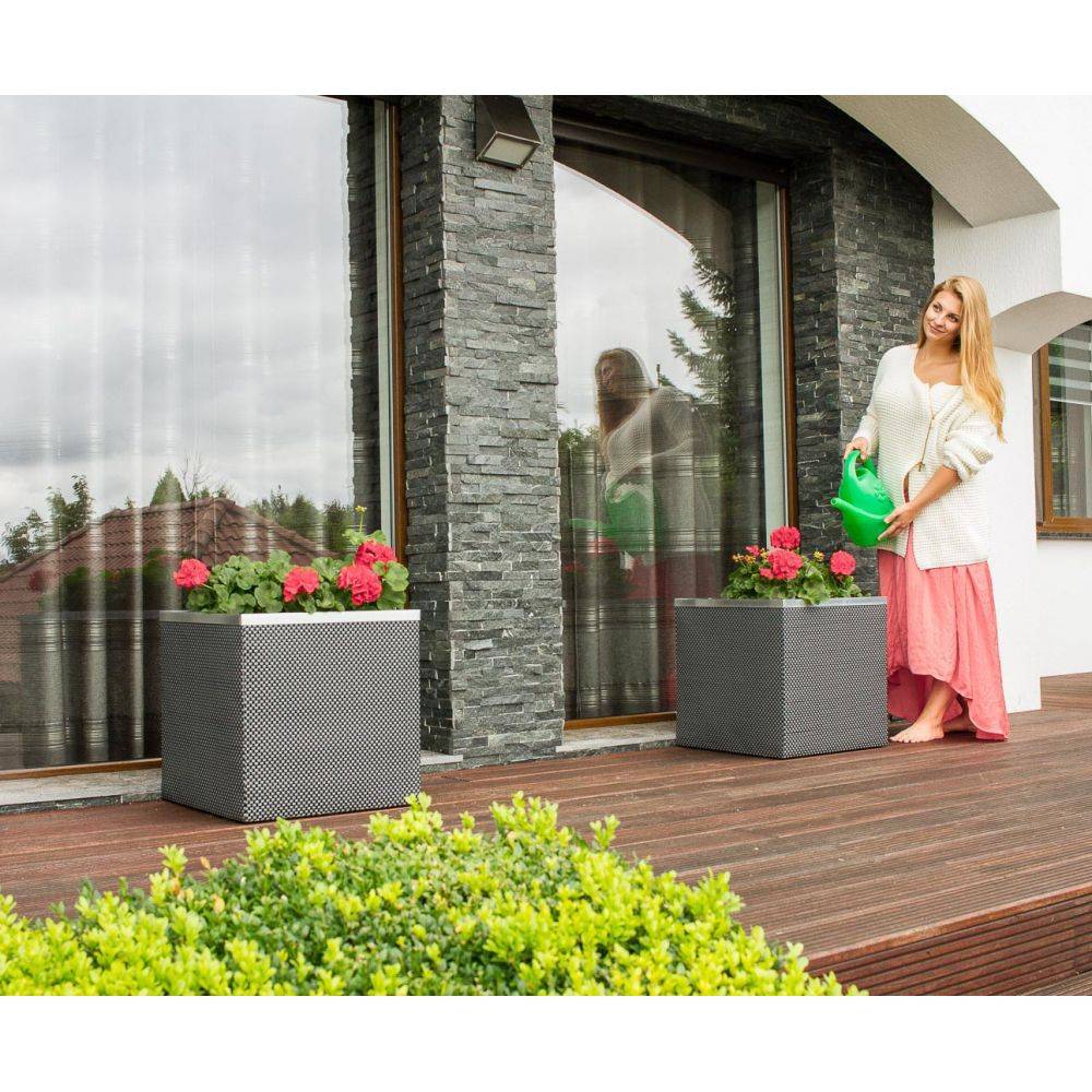 Rattan Art - Jardinière en résine tressée avec réserve d'eau et cadre en aluminium 50 x 50 x 43 cm Miel - Imagen 2