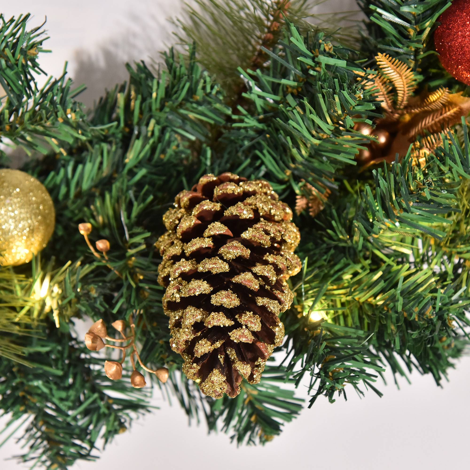 Couronne de Noël artificielle lumineuse avec 20 LED de 60 cm - décorée de houx et de pommes de pin - Image 10