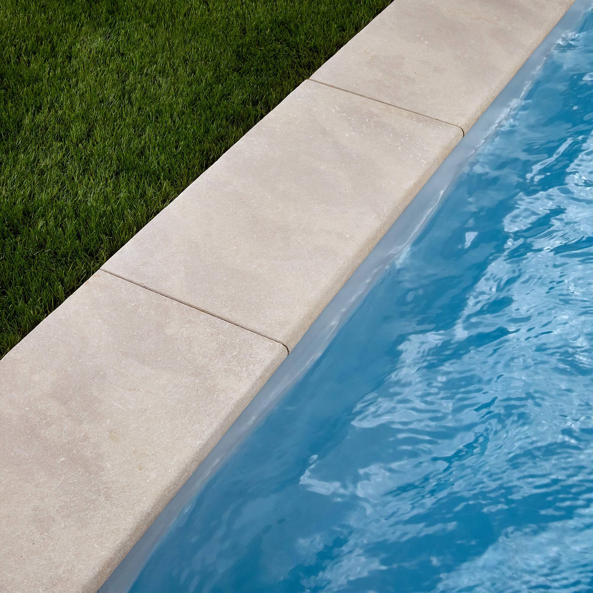 RO'MA Nature - KIT COMPLET - Margelles pour piscine 4x4m en Pierre Atlas Beige (avec colle, joint, hydrofuge ...) - RO'MA NATURE - Image 2