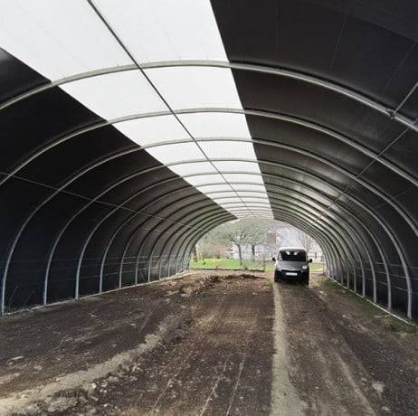 Plastidis - Abri tunnel largeur 8 m pas à 1.50 m  - Long 15 m, type 250µ vert/blanc, Façade 1 façade avec filet, Fix. Sol terre bâche enterrée - Imagen 8