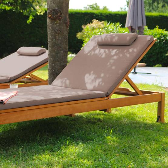 Oviala - Lot de 2 bains de soleil avec coussin et tablette en bois taupe - Oviala - Imagen 3