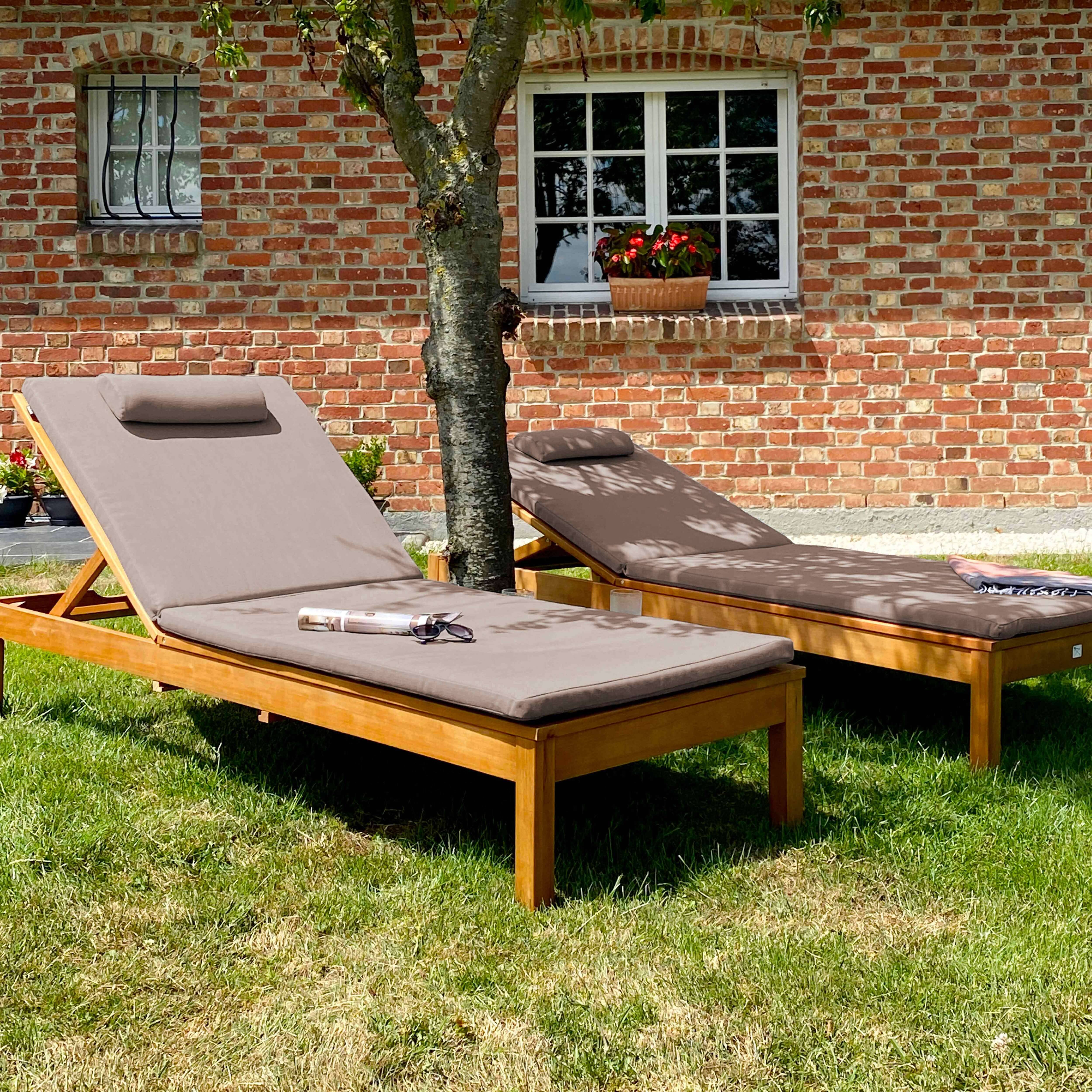 Oviala - Lot de 2 bains de soleil avec coussin et tablette en bois taupe - Oviala - Imagen 2