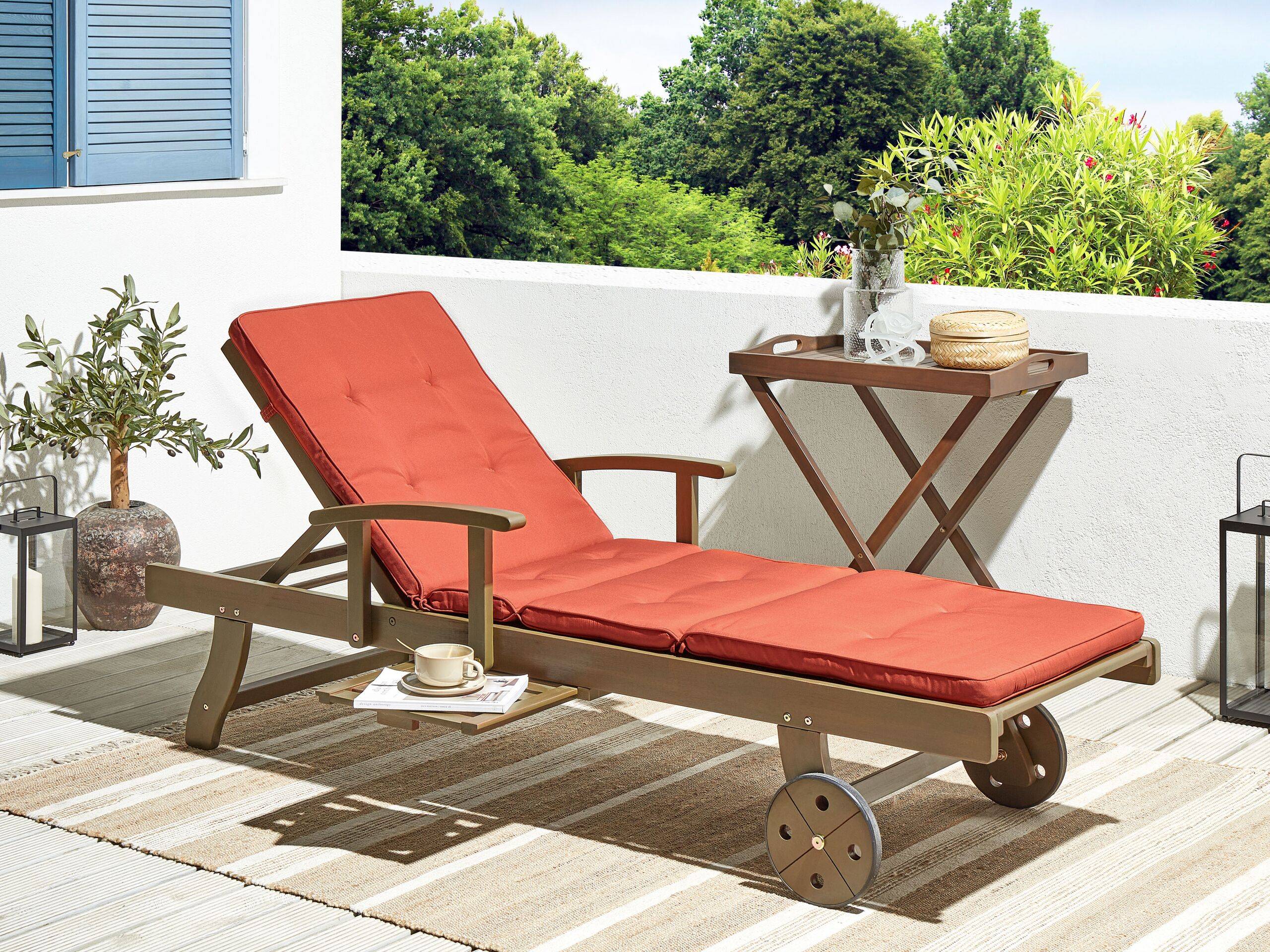 Beliani - Chaise Longue en Bois d'Acacia Foncé à Roues Transat avec Siège Inclinable et Coussin Rouge pour Terrasse Style Campagne Rustique - Imagen 2