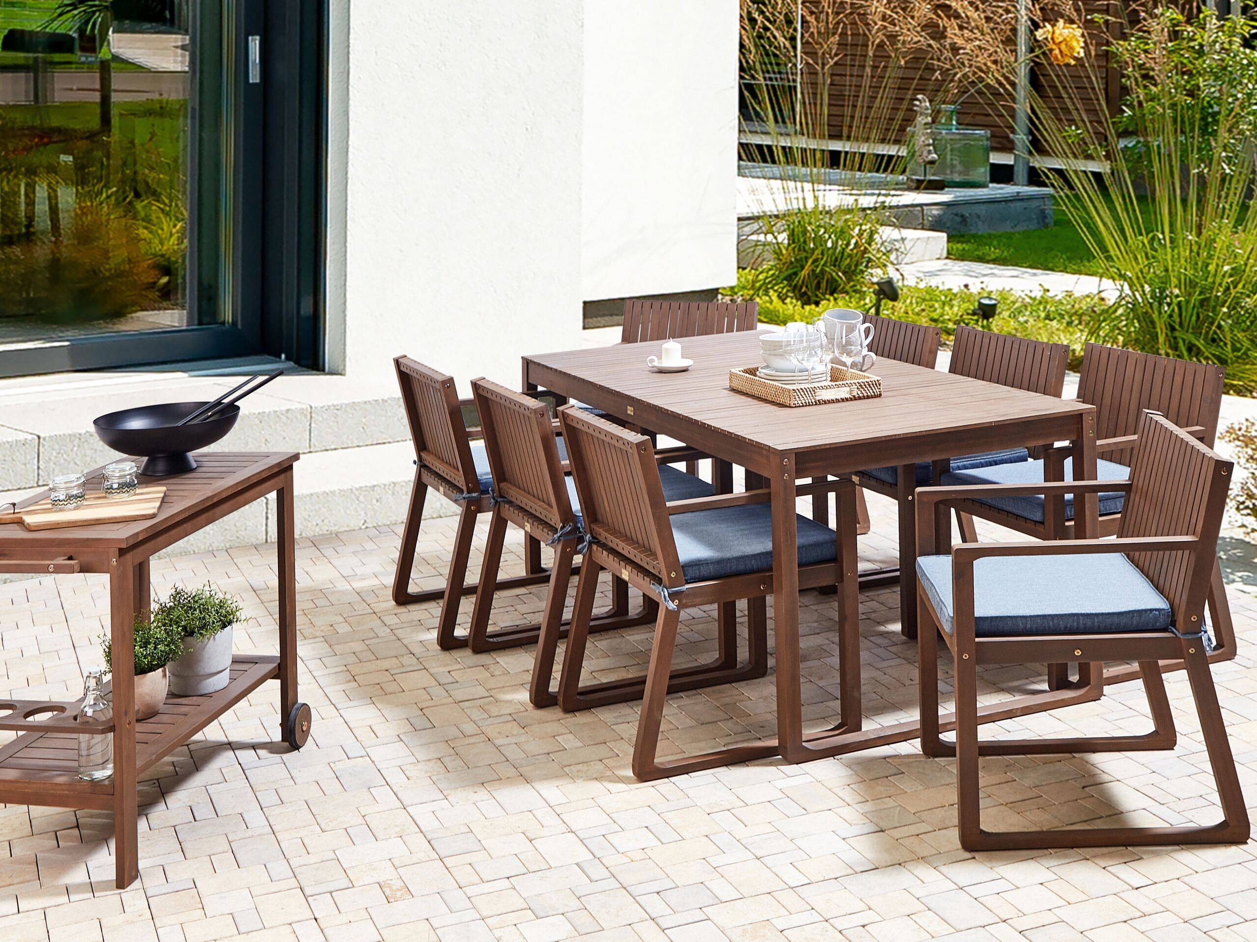 Beliani - Ensemble de Salle à Manger Extérieur Table en Bois d'Acacia Foncé 8 Chaises et Coussins Bleu Jardin Rustique - Imagen 2