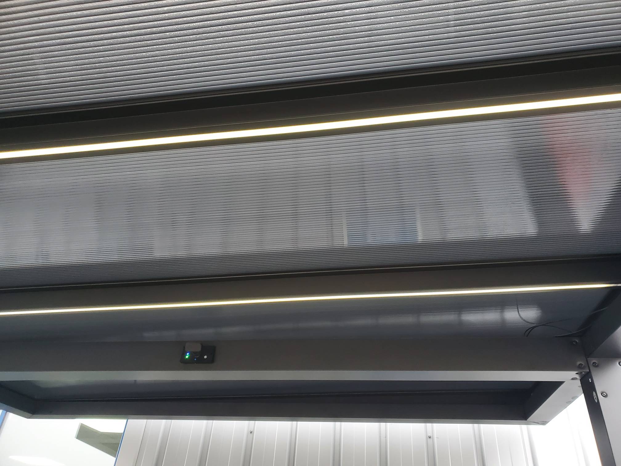 Green Outside - Carport aluminium 5,15mx 6m GREEN OUTSIDE coloris noir 2 places avec eclairage LED - Image 2