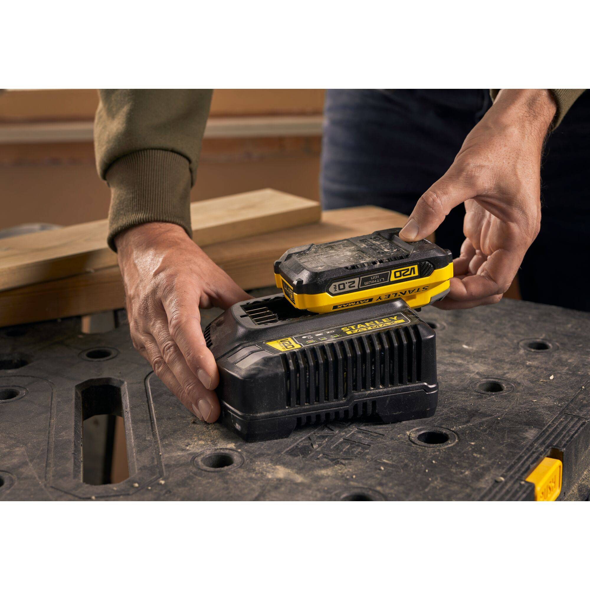 stanley - Batteries LITHIUM-ION et Chargeur, Kit 2 Batteries 18V 2AH et Chargeur 18V 2Ah - Gamme FATMAX V20 SFMCB12D2-QW - Image 4