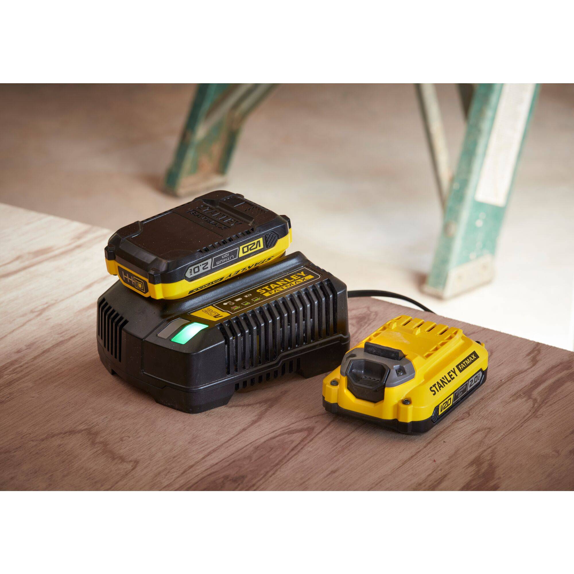 stanley - Batteries LITHIUM-ION et Chargeur, Kit 2 Batteries 18V 2AH et Chargeur 18V 2Ah - Gamme FATMAX V20 SFMCB12D2-QW - Image 2
