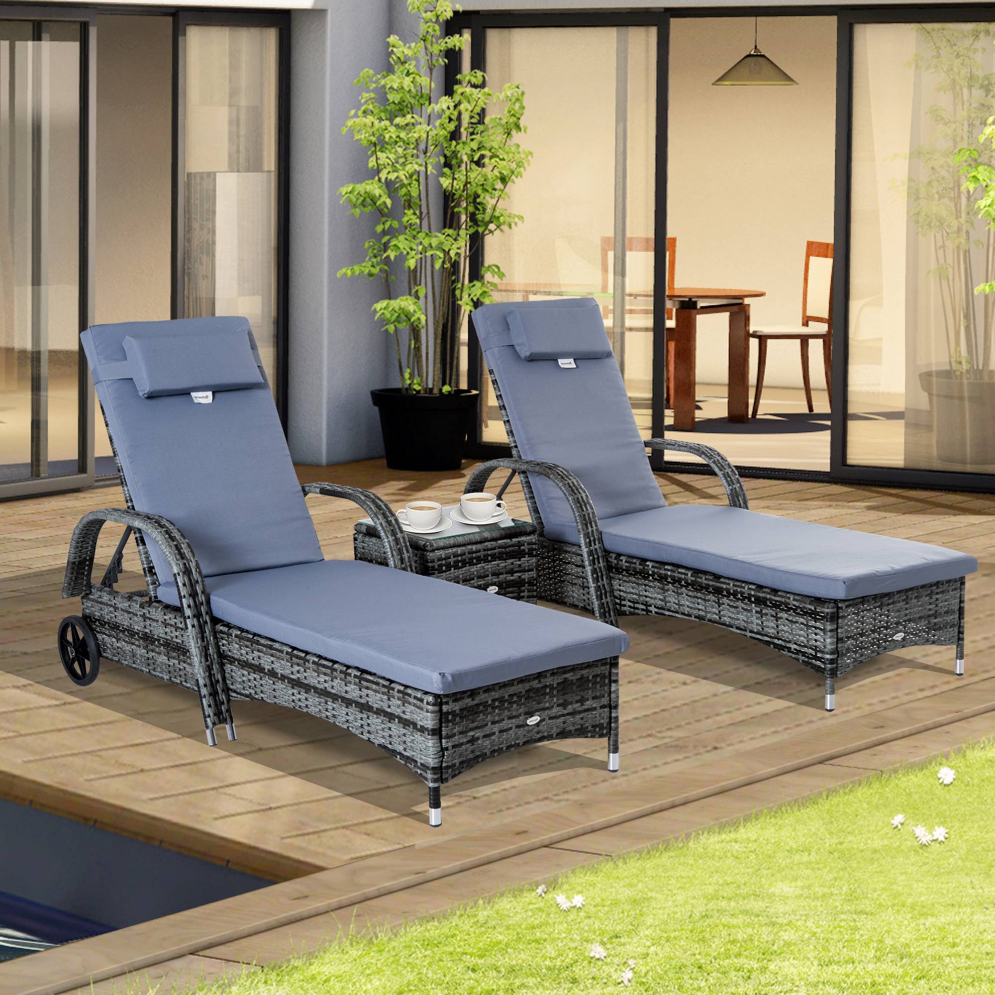 Outsunny - Lot de 2 bains de soleil - matelas, têtière, inclinaison réglable, accoudoirs, roulettes + table basse résine tressée gris - Outsunny - Imagen 2