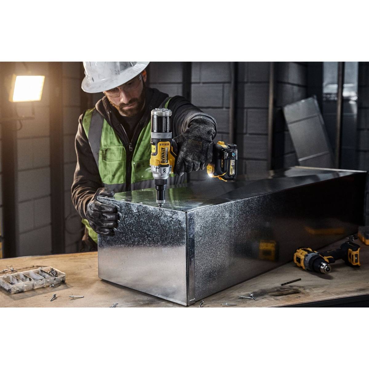Riveteuse Moteur Brushless XR 18V - 6,4 mm - DEWALT - avec 2 batteries 18V 1.7Ah - chargeur - coffret TSTAK - DCF414E2GT-QW - Image 7