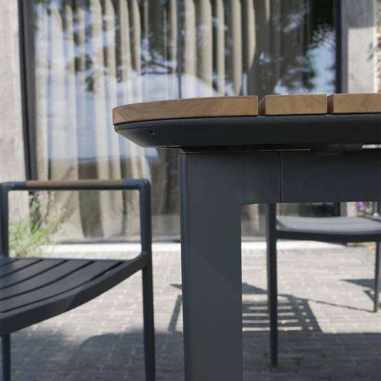 Table de jardin PIANA en teck massif et aluminium 6/8 places anthracite - Image 5