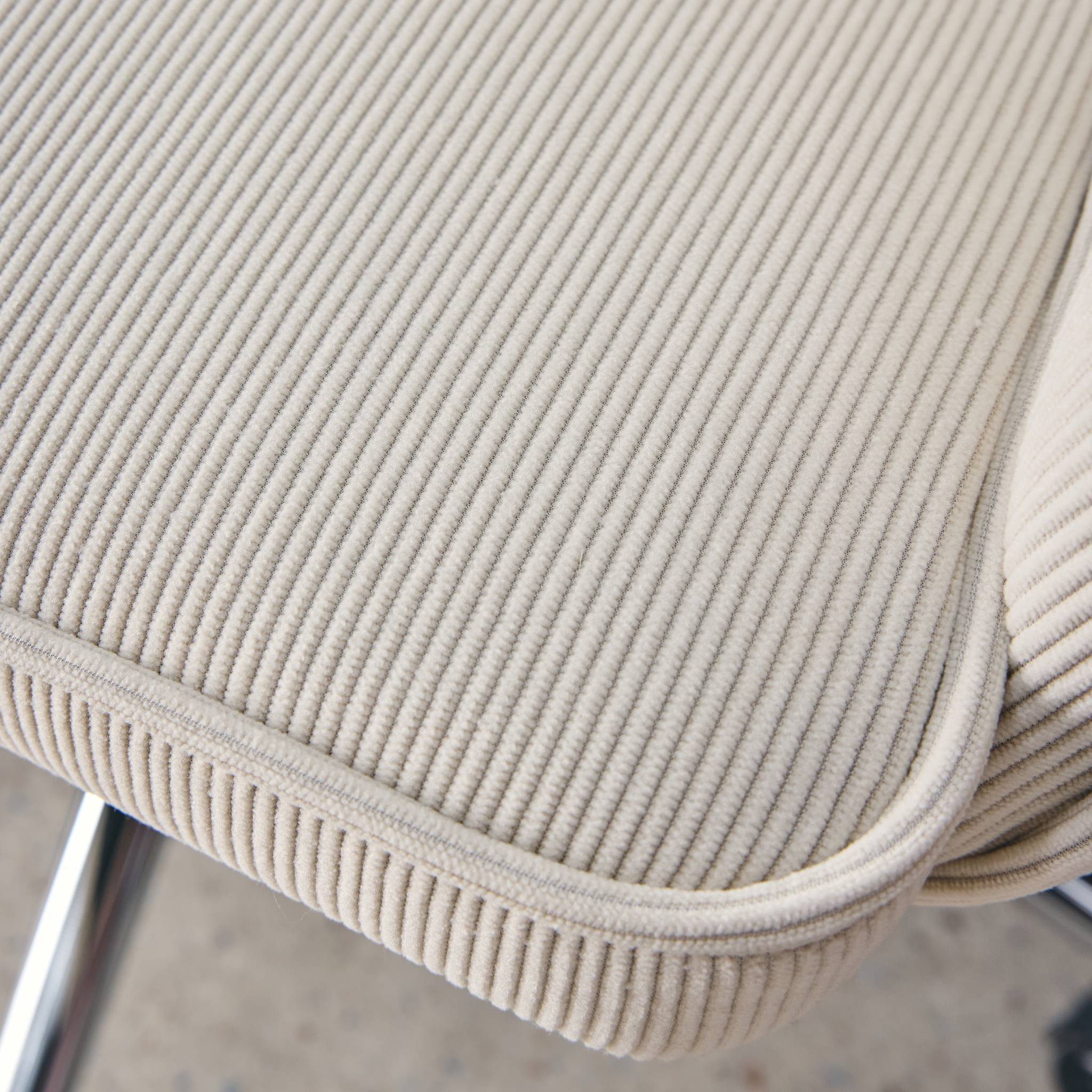 Chaise de bureau à roulettes velours côtelé blanc cassé piétement chromé. L 60 x P 62 x H 89 / 99cm | sweeek - Image 5