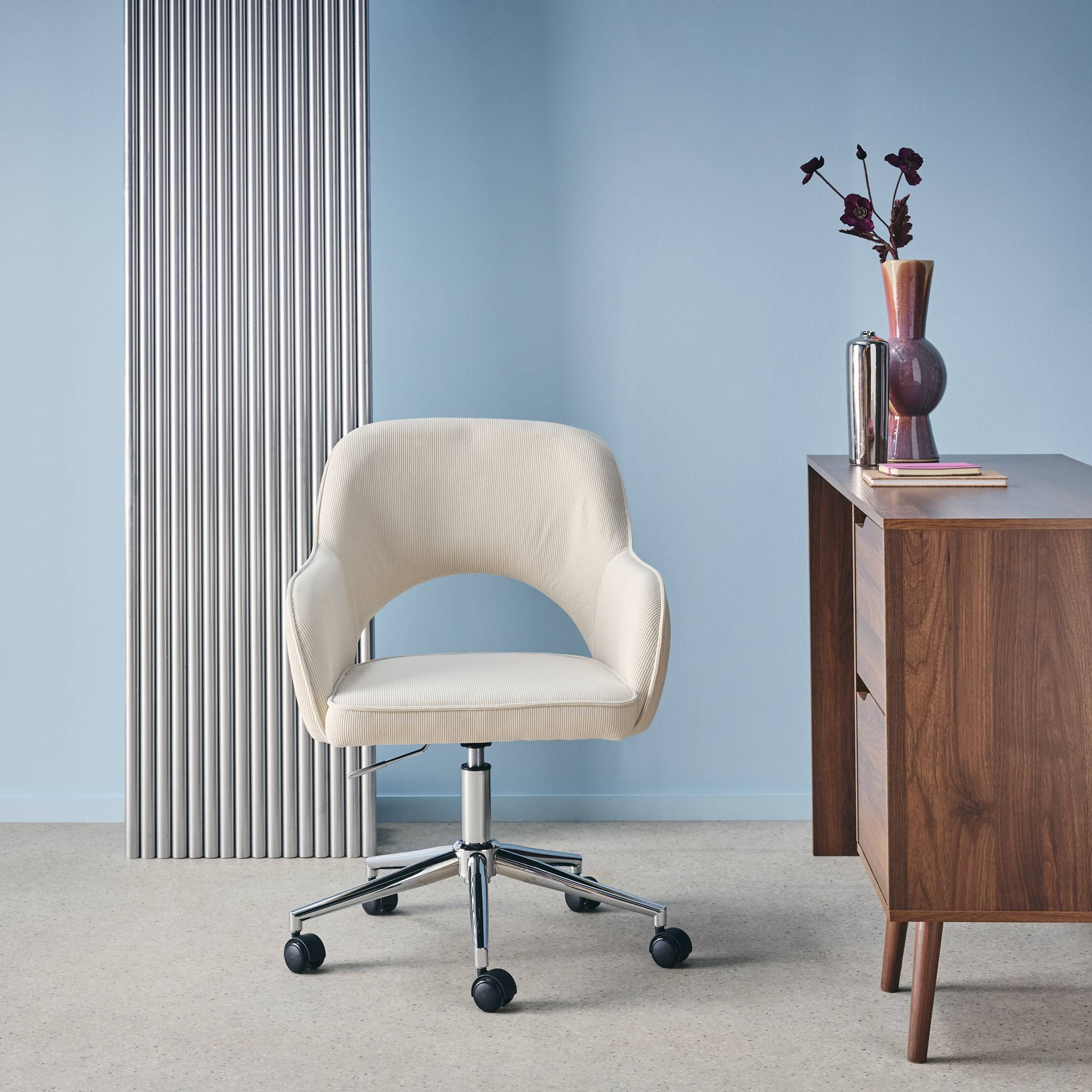 Chaise de bureau à roulettes velours côtelé blanc cassé piétement chromé. L 60 x P 62 x H 89 / 99cm | sweeek - Image 3