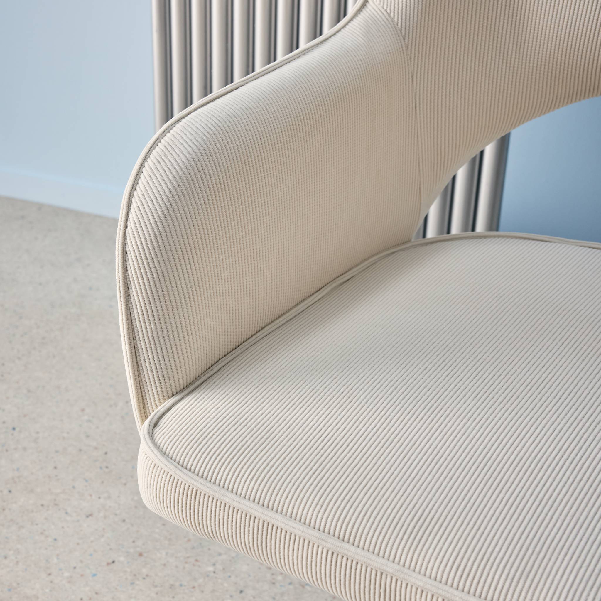 Chaise de bureau à roulettes velours côtelé blanc cassé piétement chromé. L 60 x P 62 x H 89 / 99cm | sweeek - Image 4