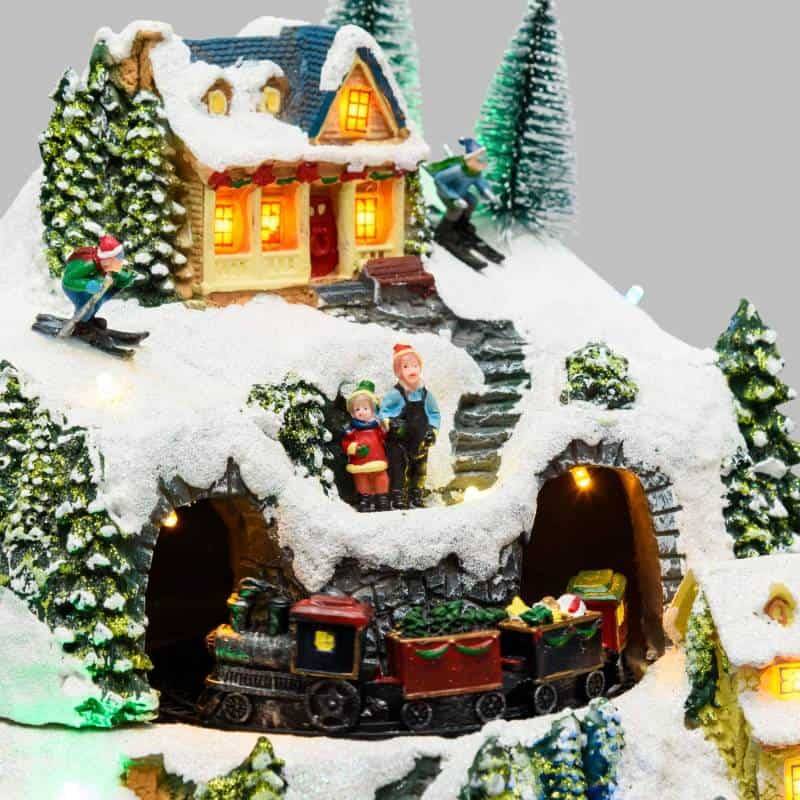 Lotti - Village de Noel animé à LED avec montagne Enneigé Petit Train Sapin de Noël et Père Noël H31cm Lotti - Imagen 4