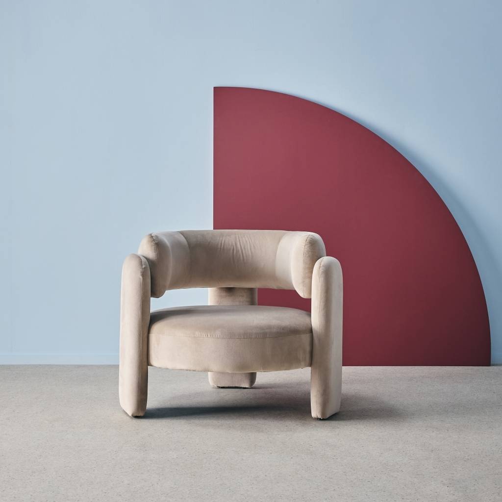 sweeek - Fauteuil tripode en velours beige | sweeek