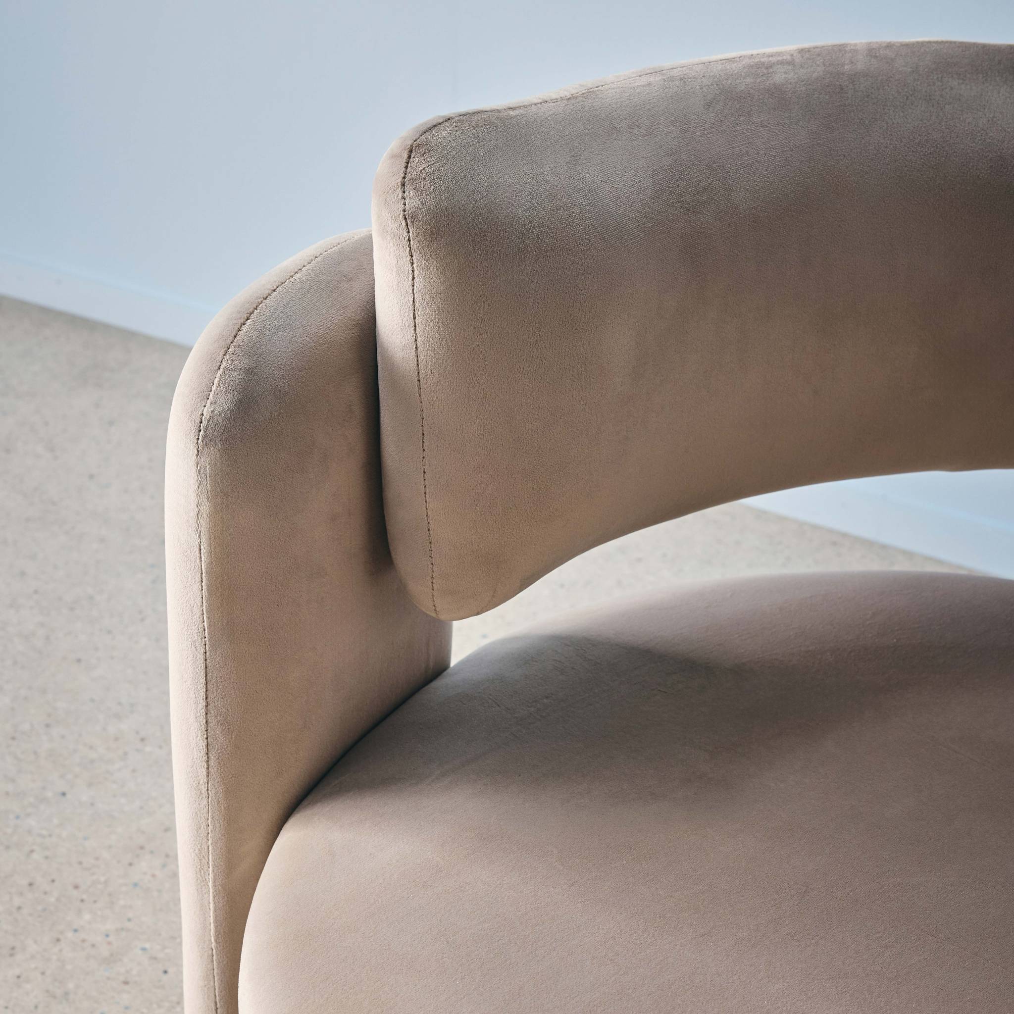 sweeek - Fauteuil tripode en velours beige | sweeek - Image 5