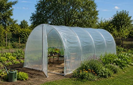 Serre tunnel de jardin - 18m² - 3 x 6 m - pieds arrondis - polyéthylène haute densité - 2 portes pivotantes - LES SERRES TONNEAU - Image 1