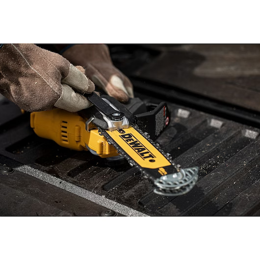 Dewalt - Tronçonneuse élagueuse DEWALT XR 18V Brushless - 1 batteries 5.0 Ah, chargeur + accessoires - DCMPS520P1-QW - Image 9
