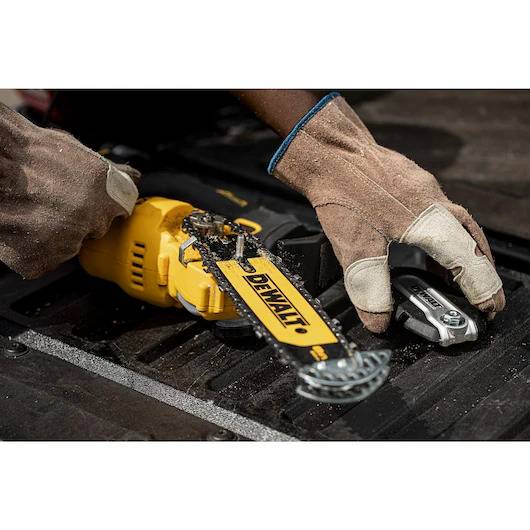 Dewalt - Tronçonneuse élagueuse DEWALT XR 18V Brushless - 1 batteries 5.0 Ah, chargeur + accessoires - DCMPS520P1-QW - Image 8